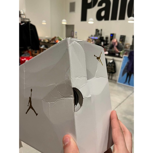 Jordan 1 Mid Mulberry Size 8.5 - Picture 10 of 10